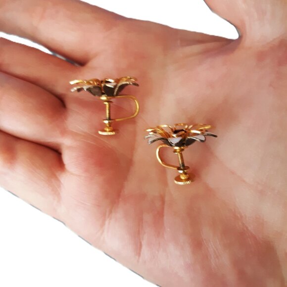 1950s VTG Bugbee & Niles Floral Daisy Screw Back Earring Ruby Red Center Signed - Picture 2 of 5